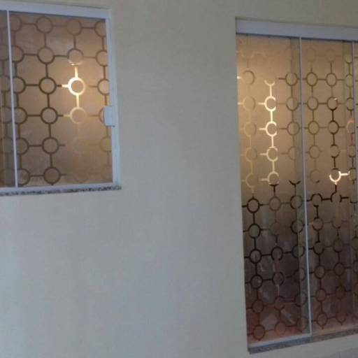 Adesivo de vitrine: recorte, jateado, chapado e perfurado em Bauru por ArteDream Comunicação Visual