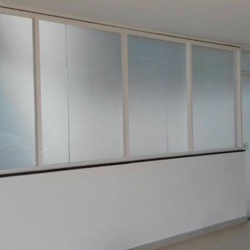 Adesivo de vitrine: recorte, jateado, chapado e perfurado em Bauru por ArteDream Comunicação Visual