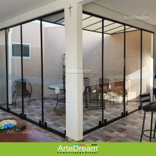 Adesivo de vitrine: recorte, jateado, chapado e perfurado em Bauru por ArteDream Comunicação Visual