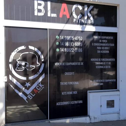 Adesivo de vitrine: recorte, jateado, chapado e perfurado em Bauru por ArteDream Comunicação Visual