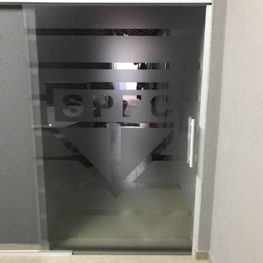 Adesivo de vitrine: recorte, jateado, chapado e perfurado em Bauru por ArteDream Comunicação Visual