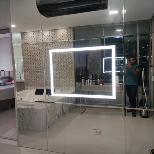 Espelhos com LED por Iúnniq Vidros e Alumínios