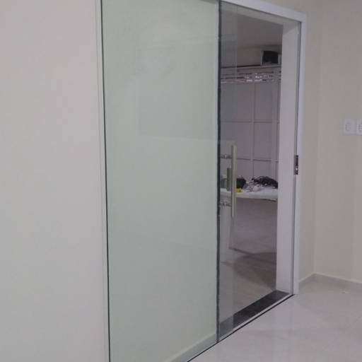 Comprar o produto de Portas de vidro em Vidraçarias pela empresa Iúnniq Vidros e Alumínios em Vitória de Santo Antão, PE por Solutudo
