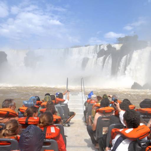Comprar o produto de Passeio La Gran Aventura - passeio de barco nas Cataratas da Argentina em Viagens e Turismo pela empresa Neumann Operadora de Receptivo em Foz do Iguaçu, PR por Solutudo