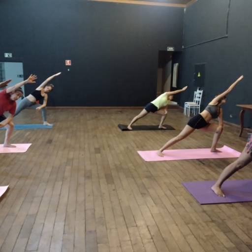 Posturas por  Fernanda Mattos Yoga- Terapia Ayuvérdica 