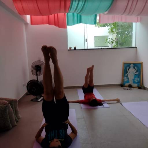 Aula de Yoga Destresse por  Fernanda Mattos Yoga- Terapia Ayuvérdica 