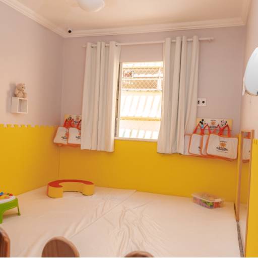 Sala de Troca e Acolchoado por Espaço Pequeno Girassol - Berçário e Pré Escola