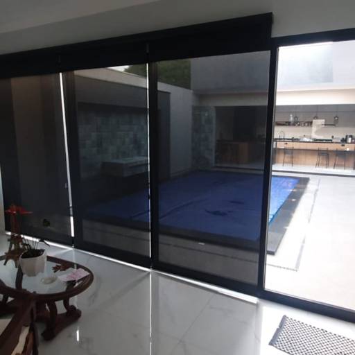 Persianas para portas por Ramos Decorações