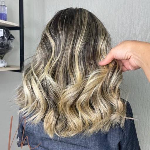 Mechas loiras com raiz esfumada por Mulher Bonita|Stúdio De Beleza 