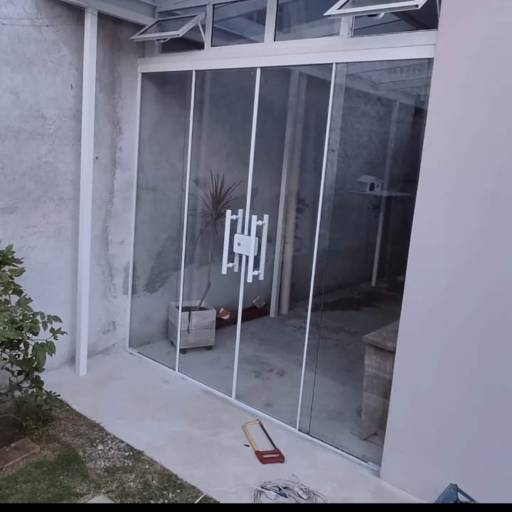 Comprar o produto de Portas de vidro em Portas pela empresa Vidraçaria Alebox em Curitiba, PR por Solutudo