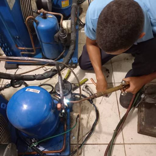 Serviço de manutenção em refrigeração