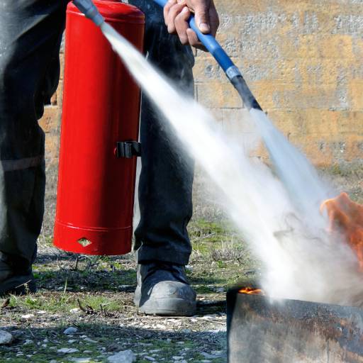 Combate incêndios da classe A por Guajará Extintores