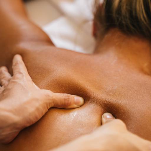 Massagem relaxante por Espaço Roger Sny Barbearia | Estética Masculino & Feminina