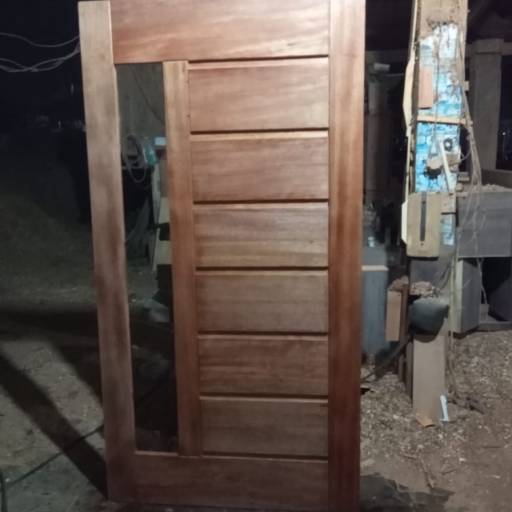 Portas personalizadas em madeira por Marcenaria Paiva