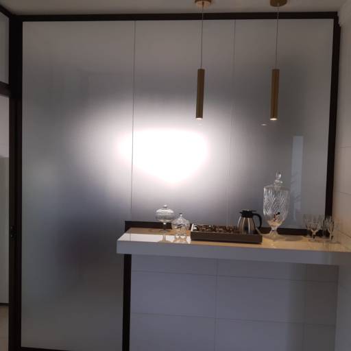 Divisória de vidro incolor jateado com acabamento em alumínio bronze por Top Vidros