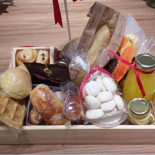  Cesta de café da manhã por Tia Madrinha Bolos e Chocolates