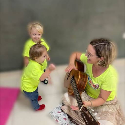 Comprar a oferta de Musicalização infantil em Escolas de Música pela empresa Escola Harmonia em Piracicaba, SP por Solutudo