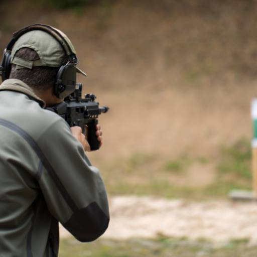 Treinamento de Armamento e Tiro por instrutor credenciado na Polícia Federal