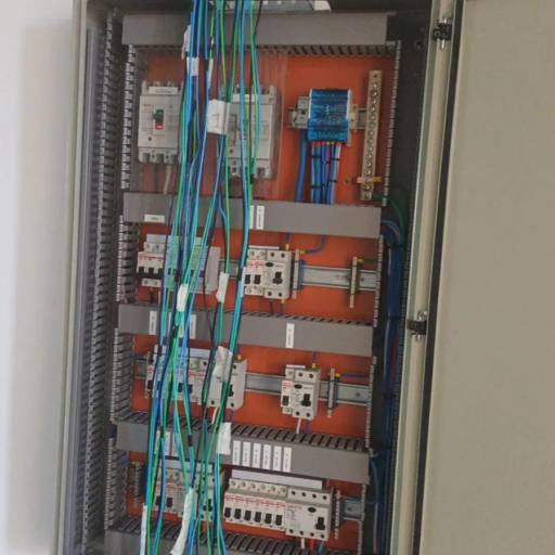 Fabricação e instalação de quadros de disjuntores por Cobra Engenharia Elétrica
