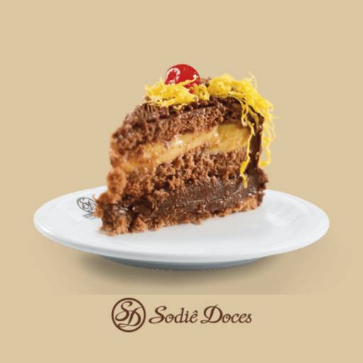 Bolo de Chocolate com recheio de Brigadeiro por Sodiê Doces