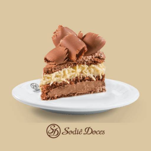 Bolo de Chocolate com recheio de Cocada  por Sodiê Doces