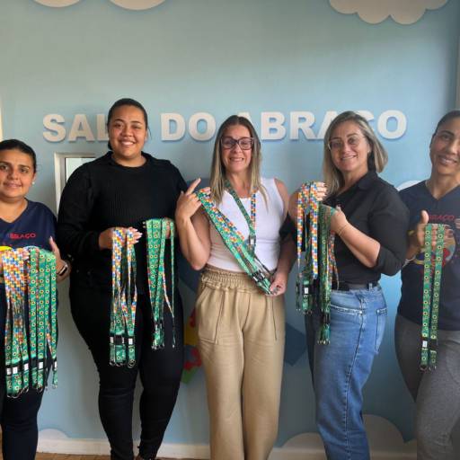 CENTRO DE ATENDIMENTO AO AUTISMO DE LEOPOLDINA DISTRIBUI CORDÃO DE GIRASSOL PARA OS USUÁRIOS por Prefeitura Municipal de Leopoldina-MG