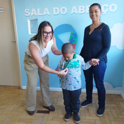 CENTRO DE ATENDIMENTO AO AUTISMO DE LEOPOLDINA DISTRIBUI CORDÃO DE GIRASSOL PARA OS USUÁRIOS por Prefeitura Municipal de Leopoldina-MG