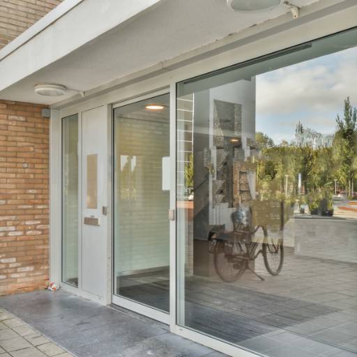 Porta em vidro em Nova Era