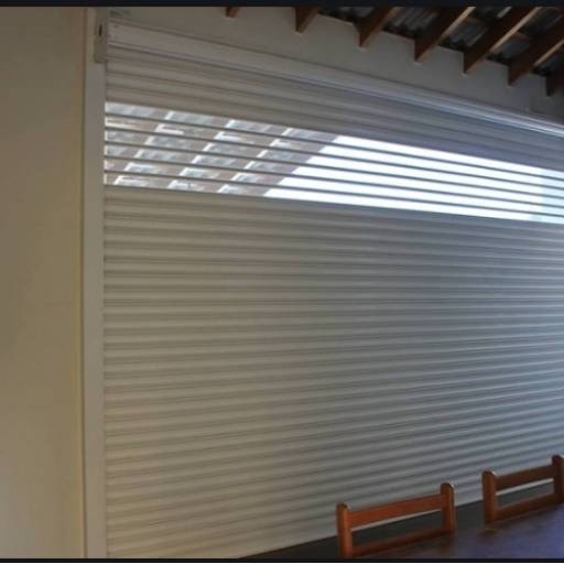 Portas de enrolar automatizada por Metalúrgica e Esquadrias Montibeller