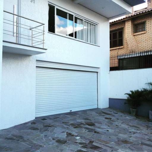 Portas de enrolar automatizada por Metalúrgica e Esquadrias Montibeller