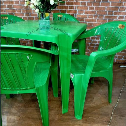 Mesas e cadeiras de plástico