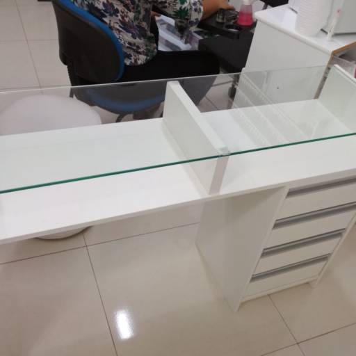 Mesa para manicure com prateleiras  por M.1 Móveis Planejados