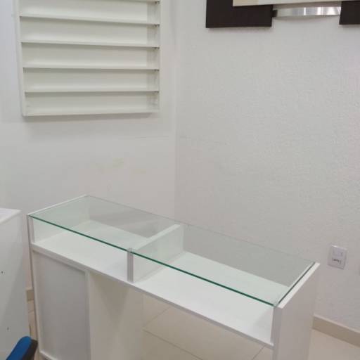 Mesa para manicure com prateleiras 