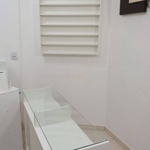 Mesa para manicure com prateleiras  por M.1 Móveis Planejados