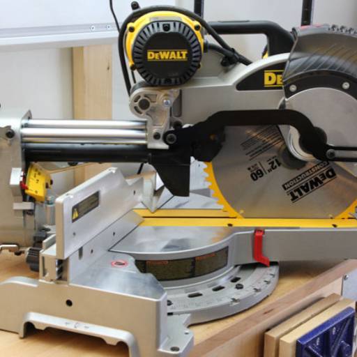 DEWALT SERRA DE ESQUADRIA COM BRAÇO TELESCÓPICO 12'' (305 MM) DWS780-B2 por Methallum Distribuidor Industrial