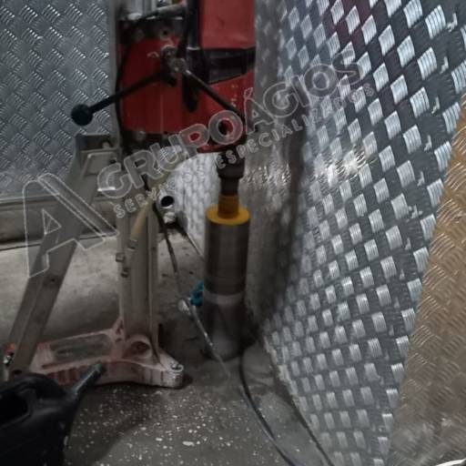 Perfuratriz com serra copo diamantada para furo de laje de concreto em Bauru por Grupo Ágios