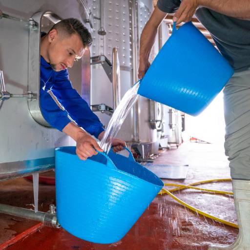 Limpeza de Caixa d'Água: Garantia de Água Pura e Segura - Curitiba/PR por Desentupidora Asousa Encanador - Desentupimentos e Encanamentos