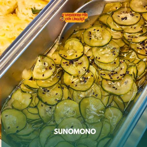 Cada mordida é uma explosão de sabores e uma pausa refrescante nesse calor intenso. por O Verdadeiro Pão com Linguiça Restaurante e Lanchonete