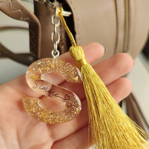 Chaveiro de letras em resina em Americana, SP por Poligraph Impressos