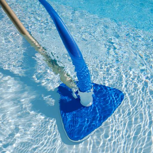 Comprar o produto de Limpeza de piscina em Limpeza de Piscinas pela empresa GB Piscinas em Botucatu, SP por Solutudo