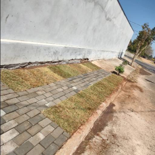 Instalação de calçada por Moraes Construções 