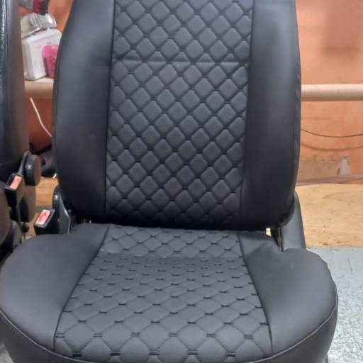 Bancos de Carro com Couro Sintético Acoplado / Diamantado Preto por Carlão Capoteiro e Estofador