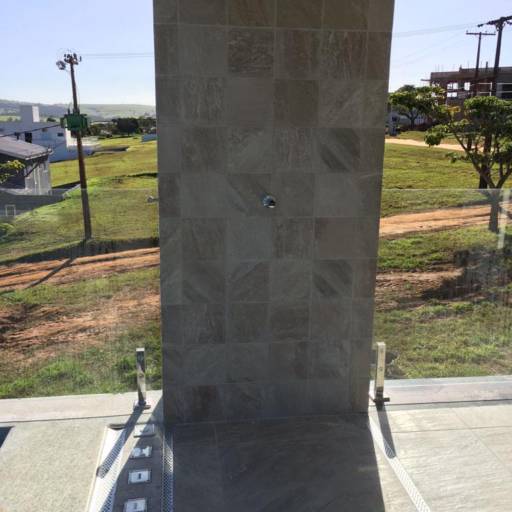 Casa em Níveis com Piscina de Borda Infinita no Setor Iate - Sofisticação e Vista Deslumbrante por Casas Riviera 