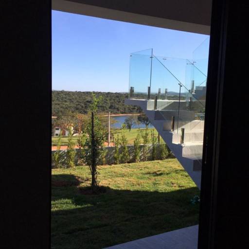 Casa em Níveis com Piscina de Borda Infinita no Setor Iate - Sofisticação e Vista Deslumbrante por Casas Riviera 