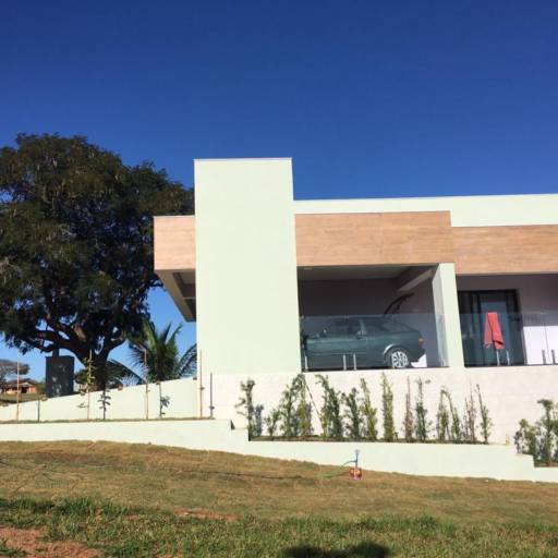 Casa em Níveis com Piscina de Borda Infinita no Setor Iate - Sofisticação e Vista Deslumbrante por Casas Riviera 