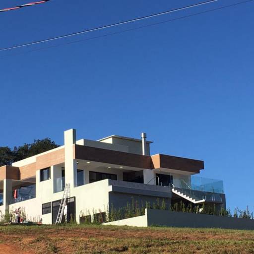 Casa em Níveis com Piscina de Borda Infinita no Setor Iate - Sofisticação e Vista Deslumbrante por Casas Riviera 