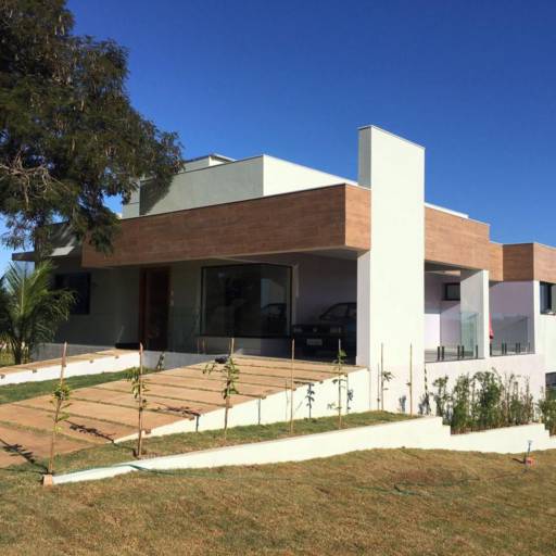Casa em Níveis com Piscina de Borda Infinita no Setor Iate - Sofisticação e Vista Deslumbrante por Casas Riviera 