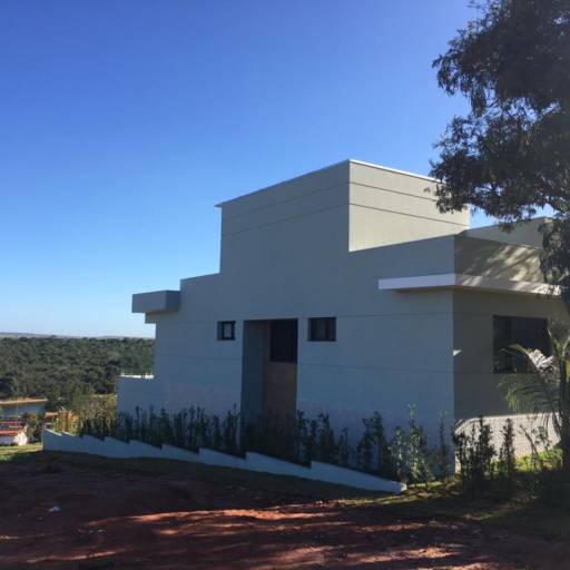 Casa em Níveis com Piscina de Borda Infinita no Setor Iate - Sofisticação e Vista Deslumbrante por Casas Riviera 