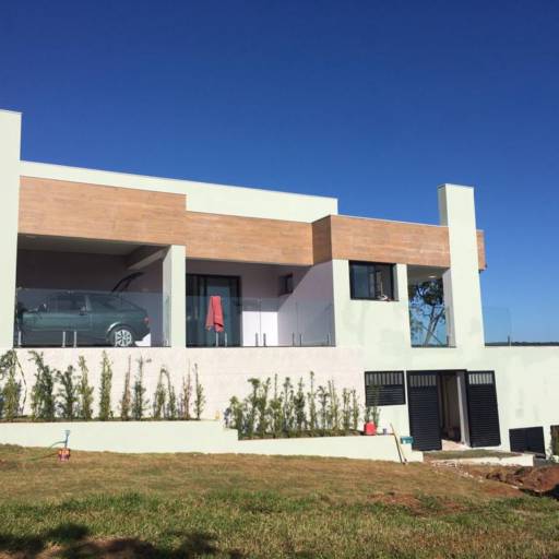 Casa em Níveis com Piscina de Borda Infinita no Setor Iate - Sofisticação e Vista Deslumbrante por Casas Riviera 