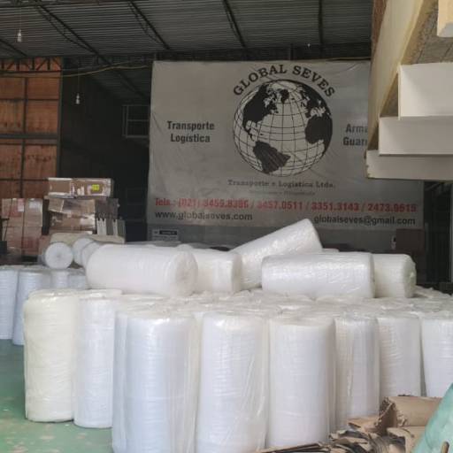 Plastico Bolha na Arca das Caixas Veja Onde Comprar Bobinas de Plástico Bolha no Rio de Janeiro.  Pela textura suave e estalante do plástico bolha torna-o uma escolha atraente para envolver e embalar itens delicados, proporcionando uma camada de proteção adicional contra impactos, arranhões e danos. Nosso compromisso é atender a todas as expectativas dos clientes, oferecendo um produto de alta qualidade a preços de fábrica. Na Arca das Caixas o cliente compra 1 m de plastico bolha ou se precisar Retira na mesma hora  mais de 100 unidades de Bobinas de plástico bolha, temos grande estoque e preços imbatíveis. Venha nos visitar em Irajá e verificar também porque a nossa entrega é muito rápida. Frete Grátis nas compras acima de 500,00 para Barra da Tijuca , Zona Sul, Zona Norte ou Jacarepaguá no Rio de Janeiro RJ. Ligue agora mesmo e confira o menor preço no Bobina de Plastico Bolha mais vendida de 1.30x100m. 5% de desconto Retirando na Loja da Arca das Caixas!  ????????